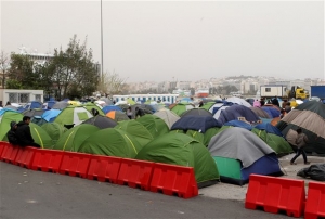 HRW: Η ΕΕ υπεύθυνη για την ταλαιπωρία χιλιάδων ανθρώπων στον Πειραιά