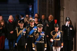 Βασίλισσα Ελισάβετ: Τα τέσσερα παιδιά της πήραν θέσεις γύρω από το φέρετρο (pics &amp; vids)