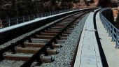 Έλεγχος Πυρκαγιάς σε Ξερά Χόρτα Προκαλεί Καθυστερήσεις σε Δρομολόγια Τρένων