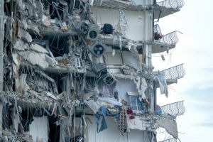 ΗΠΑ: Δεν έχει τέλος ο τραγικός απολογισμός – 78 οι νεκροί στα συντρίμμια της πολυκατοικίας