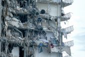 ΗΠΑ: Δεν έχει τέλος ο τραγικός απολογισμός – 78 οι νεκροί στα συντρίμμια της πολυκατοικίας