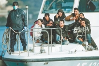 Λιμενικοί παλεύοντας με τα ναυάγια στο Αιγαίο για να σώσουν πρόσφυγες