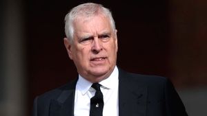 Ο βασιλιάς Κάρολος αφαιρεί τους τίτλους του πρίγκιπα Άντριου και τον απομάκρυνε από τη βασιλική έπαυλη