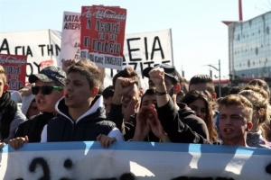 Χημικά και κρότου λάμψης σε μαθητές έξω από το υπουργείο Παιδείας