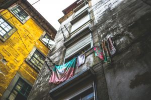 Στεγαστική κρίση: Στα ύψη το κόστος στέγασης Οι Ευρωπαίοι μείωσαν τα τρόφιμα για να πληρώσουν τα δάνεια