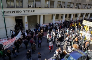 ΠΟΕΔΗΝ: Συμβολικός αποκλεισμός του υπουργείου Υγείας με αλυσίδες