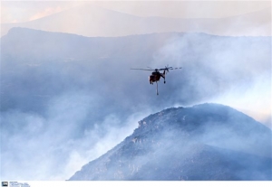 Μαίνεται πυρκαγιά στο Σελάκανο Ιεράπετρας Λασιθίου