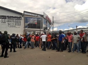 Μεξικό: Πυρπολήθηκαν τα γραφεία του κυβερνώντος κόμματος από διαδηλωτές