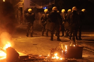 Επεισόδια με μολότοφ στα Εξάρχεια το βράδυ του Σαββάτου