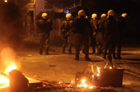 Επεισόδια με μολότοφ στα Εξάρχεια το βράδυ του Σαββάτου