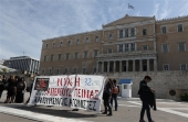 Πανό για τους απεργούς πείνας στον Αγνωστο Στρατιώτη