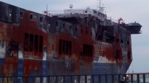 Αδειάζουν το καμένο «κουφάρι» του «Norman Atlantic»