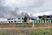 Καίγονται αχυρόμπαλες σε εγκαταλελειμμένο εργοστάσιο στη Ν. Σάντα Κιλκίς