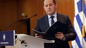 Πέτσας για υπαίθρια πάρτυ: Οι δήμοι μπορούν να ζητούν την συνδρομή της κυβέρνησης