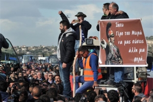 Στα μπλόκα επέστρεψαν οι αγρότες μετά την άκαρπη σύσκεψη με τον Πρωθυπουργό