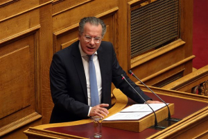 Κουμουτσάκος: Δεν συγχωρούνται ερασιτεχνισμοί σε εθνικά θέματα