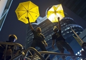 Χονγκ Κονγκ: Η αστυνομία ξήλωσε και τα τελευταία οδοφράγματα διαδηλωτών