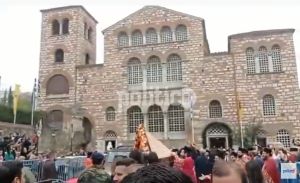 Θεσσαλονίκη: Παρ’ ολίγον ατύχημα με την εικόνα του Αγίου Δημητρίου που πήγε να πέσει