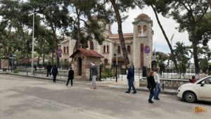 Πιστοί περιμένουν έξω από εκκλησίες στη Θεσσαλονίκη, παρά τις απαγορεύσεις (ΦΩΤΟ -ΒΙΝΤΕΟ)
