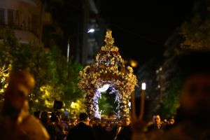 Θεσσαλονίκη: Πλήθος κόσμου και κλίμα κατάνυξης στην περιφορά των πέντε επιταφίων (ΦΩΤΟ)