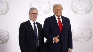 Στρατιωτικές δυνατότητες και υποστήριξη στη διέλευση πλοίων από τα Στενά του Ορμούζ: Η συζήτηση Στάρμερ-Τραμπ