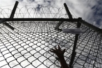 Καταδίκη 25χρονης που εγκατέλειψε δύο παιδιά έξω από εκκλησία