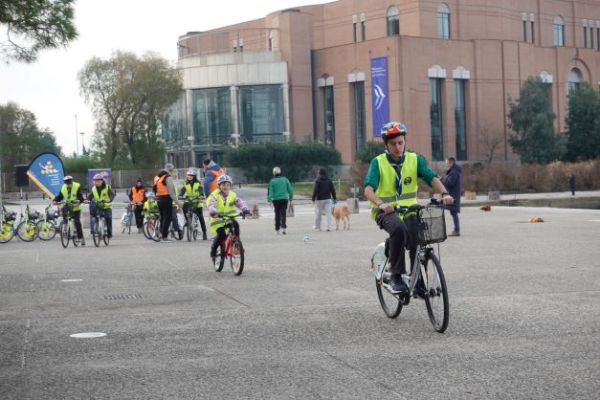 «Αλλάζω συνήθειες, μετακινούμαι αλλιώς»: Με δεκάδες μικρούς ποδηλάτες γέμισε η νέα παραλία Θεσσαλονίκης (pics)