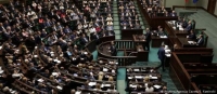 DW: Κυρώσεις για την Πολωνία στη διαμάχη με την ΕΕ;