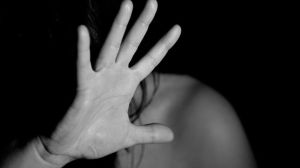 Θεσσαλονίκη: Θείος έπιασε από τον λαιμό την ανιψιά του και την γρονθοκόπησε
