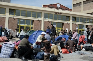 Προσφυγικό: Μετακίνηση από το λιμάνι του Πειραιά προς Ελαιώνα, Σκαραμαγκά , Κυλλήνη
