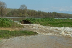 Καταρρέουν το ένα μετά το άλλο τα αναχώματα στον Στρυμόνα