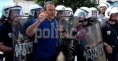 Επεισόδια στη «Μαλαματίνα»: Ένταση μεταξύ του βουλευτή του ΣΥΡΙΖΑ Σ. Φάμελλου και των ΜΑΤ