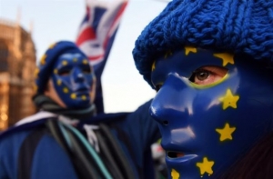 Brexit και προσφυγικό το μενού της συνάντησης Μέι - Μακρόν