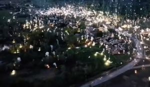 Βόμβα διασποράς πέφτει σαν «βροχή» σε χωριό της Ουκρανίας (vid)