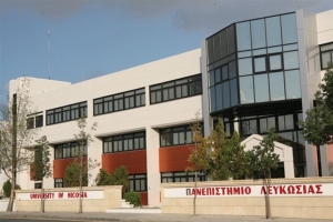 Το Πανεπιστήμιο Λευκωσίας διεκρινίζει ότι παρέχει πλήρες πρόγραμμα μαθημάτων Ελληνικού Δικαίου