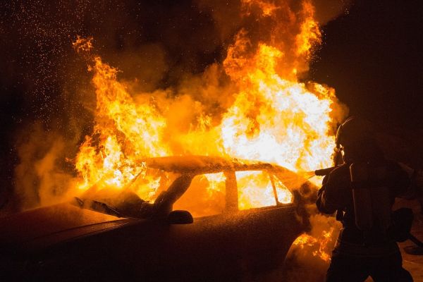 Θεσσαλονίκη: Πυρκαγιά σε δύο ΙΧ τα ξημερώματα στην Τούμπα
