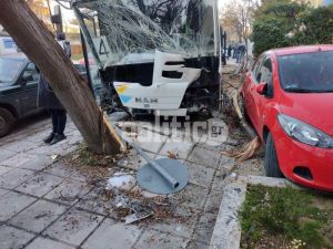 Καλαμαριά: Ακυβέρνητο λεωφορείο συγκρούστηκε με ταξί και κατέληξε σε δέντρο (pics)