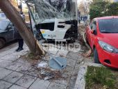 Καλαμαριά: Ακυβέρνητο λεωφορείο συγκρούστηκε με ταξί και κατέληξε σε δέντρο (pics)