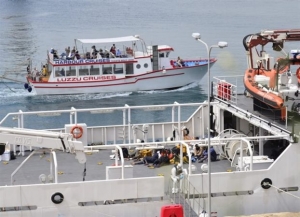 Σήμα κινδύνου από δύο πλοιάρια με μετανάστες στη Μεσόγειο