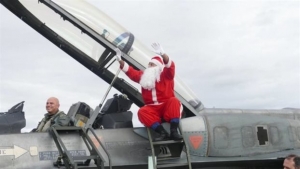 Με F-16 «προσγειώθηκε» στη Λάρισα ο Άγιος Βασίλης [Βίντεο]