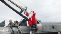 Με F-16 «προσγειώθηκε» στη Λάρισα ο Άγιος Βασίλης [Βίντεο]