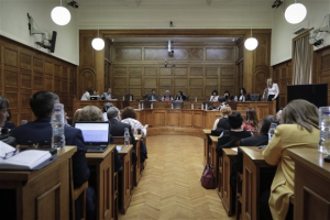 Βουλή: Υπέρ της αναδοχής από ομόφυλα ζευγάρια με σύμφωνο συμβίωσης αρκετοί φορείς