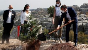 Ο πρόεδρος Μακρόν φυτεύει έναν κέδρο για τα 100 χρόνια από την ανακήρυξη του Κράτους του Μείζονος Λιβάνου