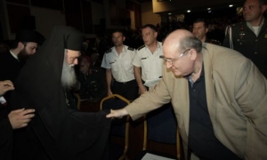 Ο Φίλης σηκώνει το... λάβαρο του διαχωρισμού Κράτους - Εκκλησίας