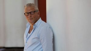 Ο Βέλγος σκηνοθέτης που κατηγορείται για βία και σεξουαλική παρενόχληση σε βάρος 12 εργαζομένων του