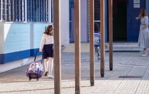 Ένταση σε σχολείο της Θέρμης με αρνητή πατέρα – Απειλεί με πρόστιμα και μηνύσεις
