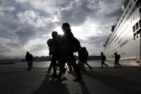 Ακόμη 1.300 πρόσφυγες φτάνουν στο λιμάνι του Πειραιά