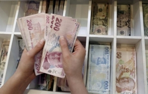 Πολιτικές εξελίξεις εγκυμονεί στην Τουρκία η πτώση της λίρας