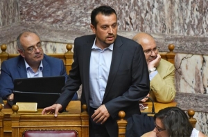 Μπαράζ «τιτιβισμάτων» από τον Ν.Παππά για τις τηλεοπτικές άδειες