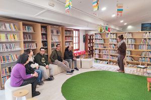 Επίσκεψη ομάδας ωφελούμενων του Κέντρου Κοινωνικής Στήριξης στη Δημοτική Βιβλιοθήκη